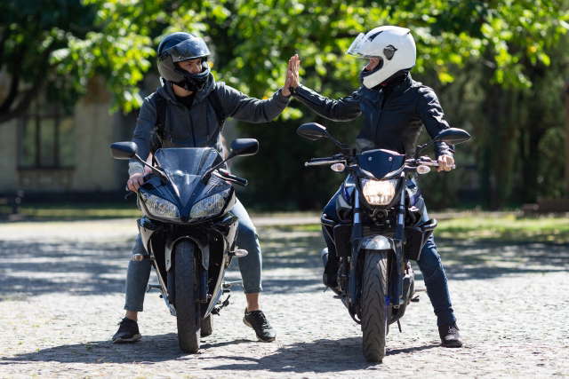 二輪車でツーリングをする不倫カップル