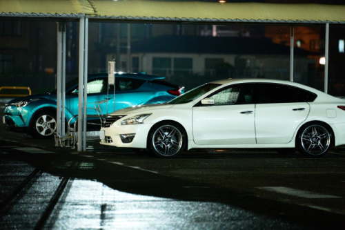 雨の夜に駐車された車