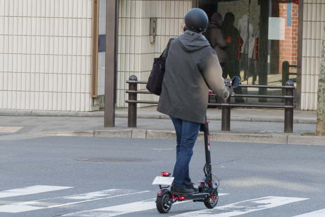 電動キックボードに乗る女性男性