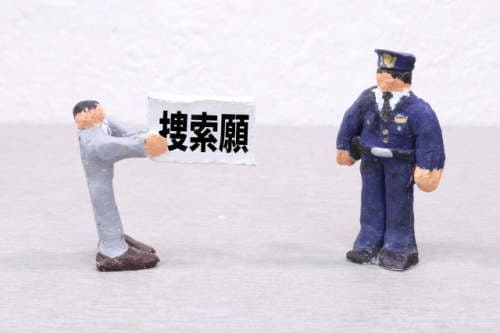 警察に捜索願を出す男性