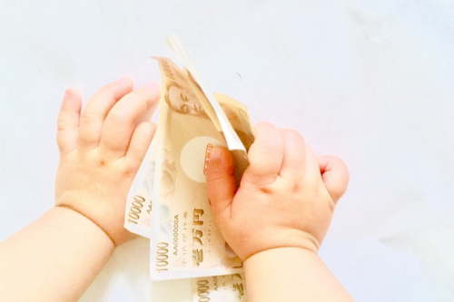 子供の手とお金
