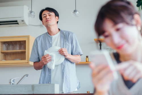 妻の浮気を疑う夫