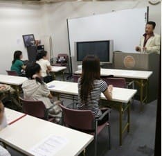 ガル探偵学校で講義をする探偵矢橋克純