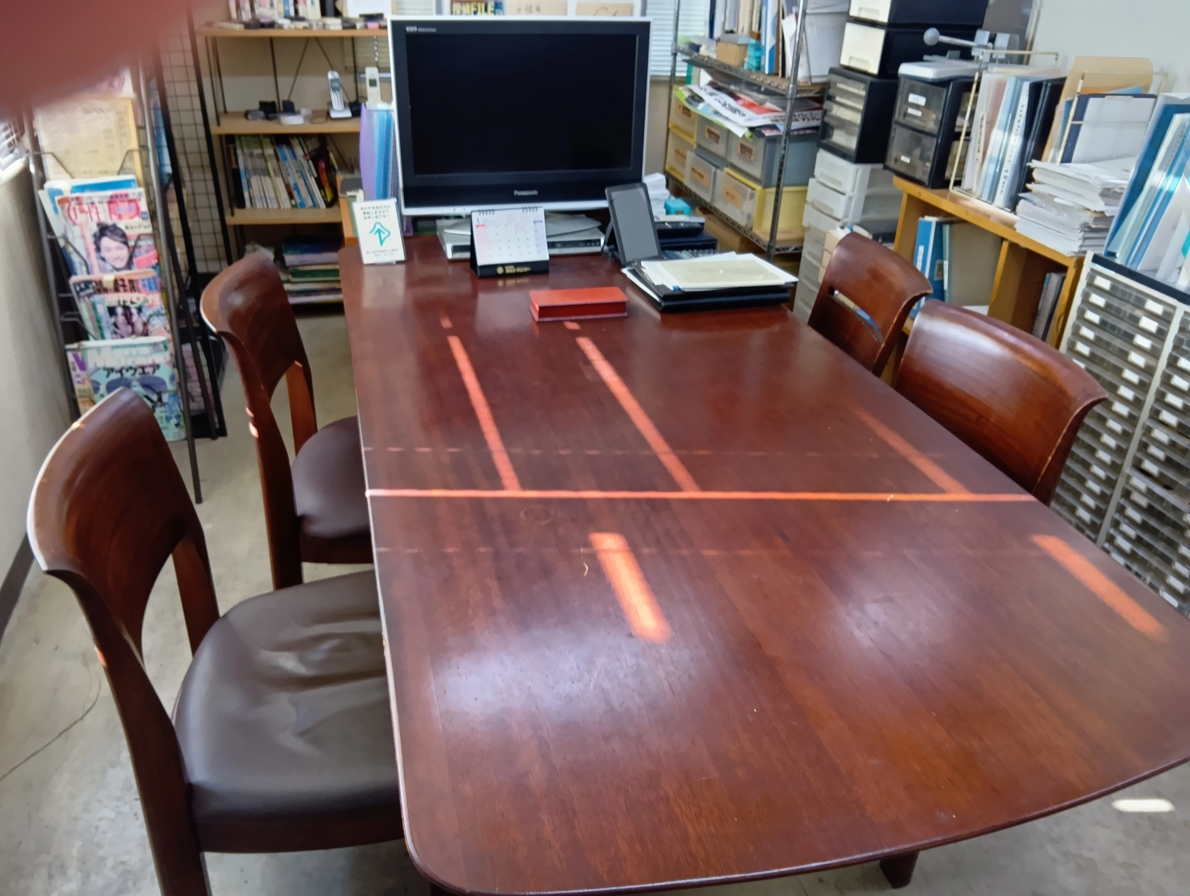 探偵社ガルエージェンシー名古屋駅西の相談室 会議テーブル